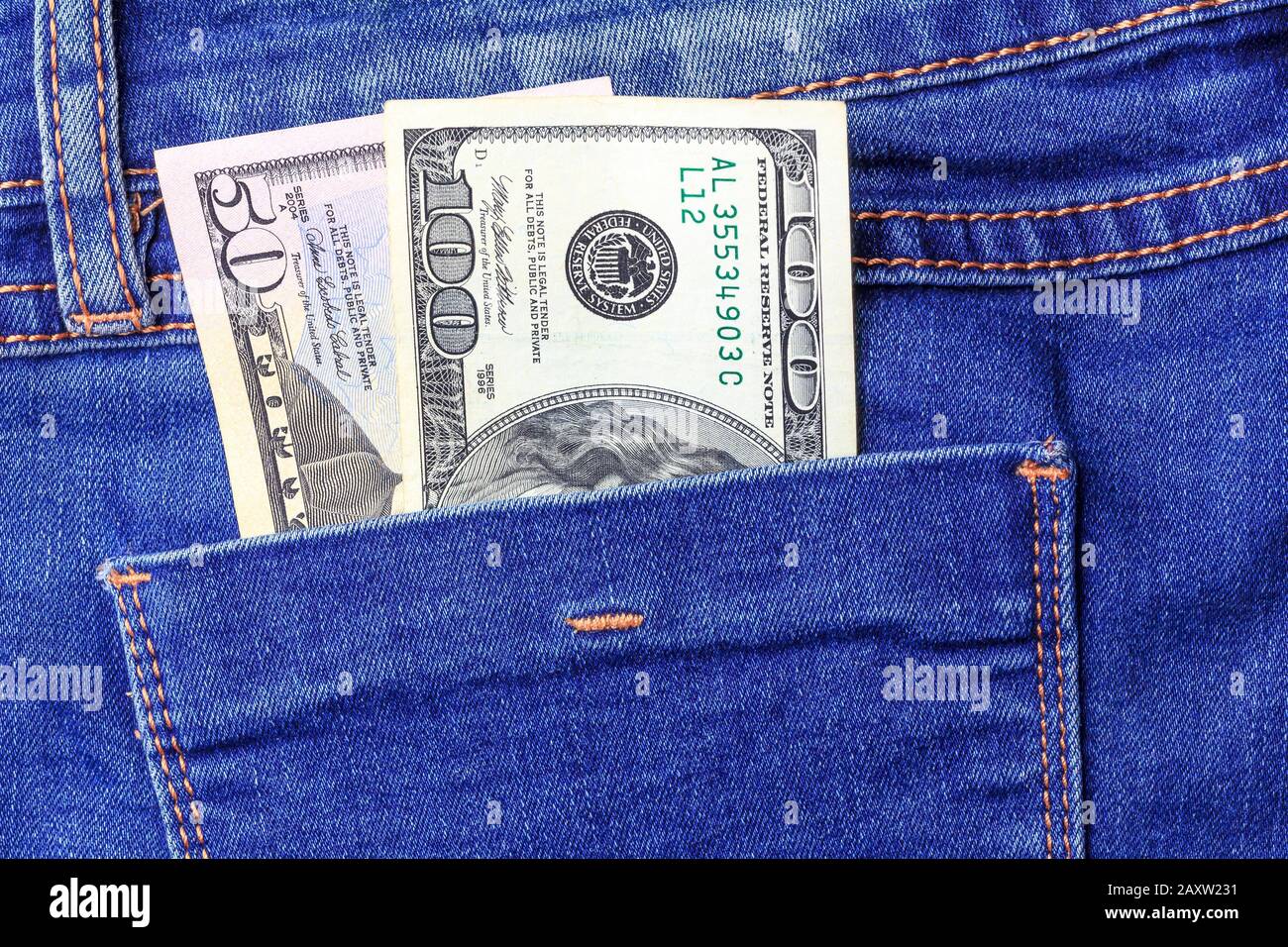 Fünfzig und hundert Dollar in der hinteren Tasche der blauen Jeans Stockfoto