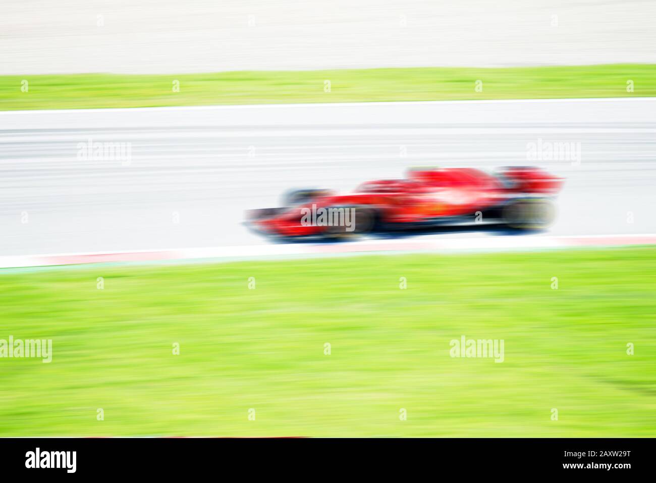 F1 Rennwagen, sehr schnell fahren, Autorennen, verschwommener Hintergrund, Rennbild Stockfoto