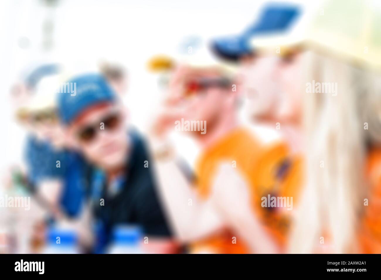 Eine Gruppe junger Leute hat zusammen Spaß und trinken auf einem Rennfestival (Orange dutch Racing Fans, Supporters), brachem Bild, Leute, die Alcoho trinken Stockfoto