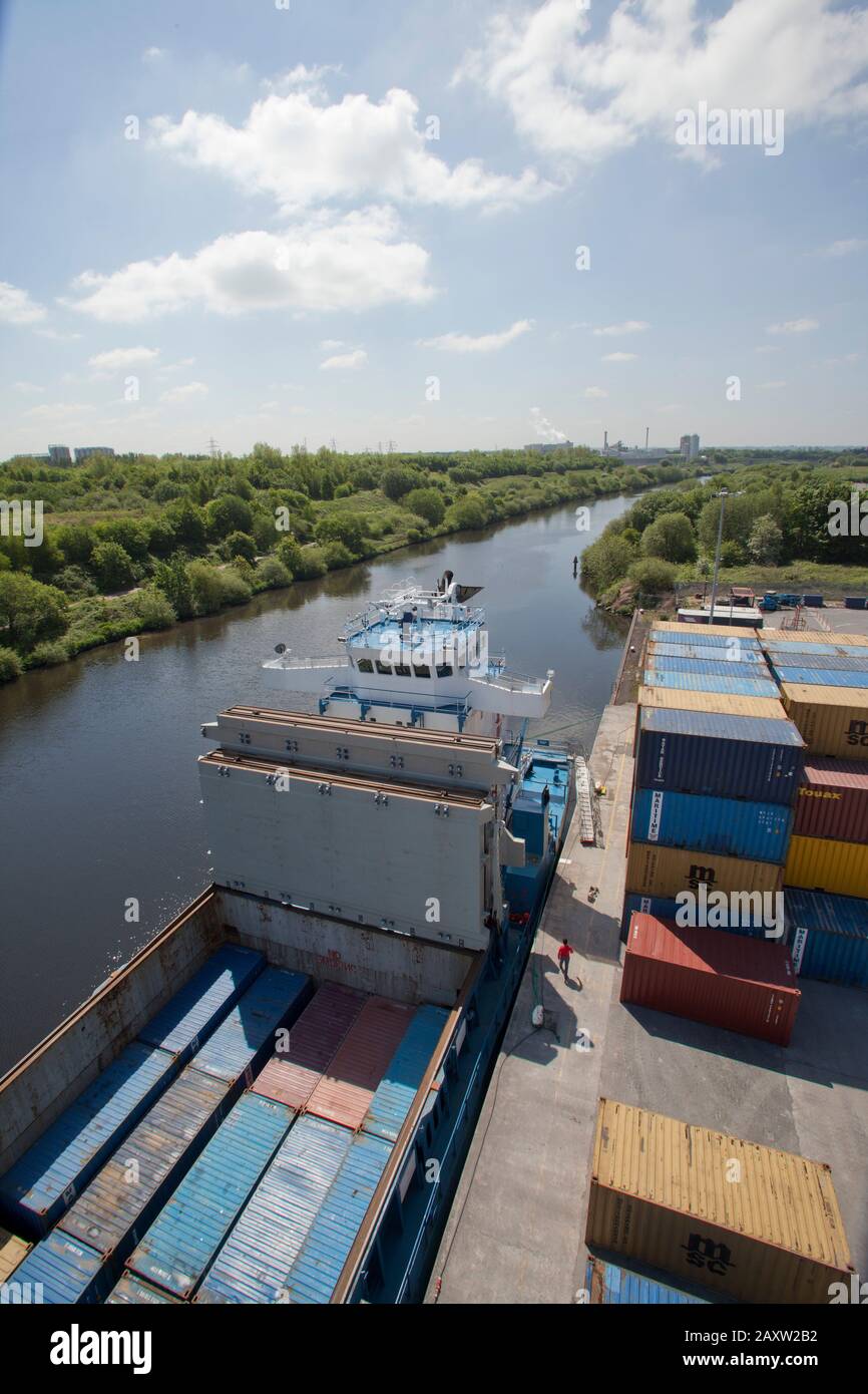 Draufsicht in ein Containerschiff an der Seite des Docks Stockfoto