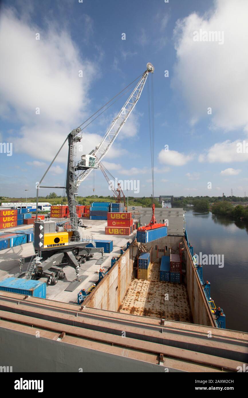 Liebherr-Mobiel-Kran-Landecontainer in Frachtschiff Stockfoto