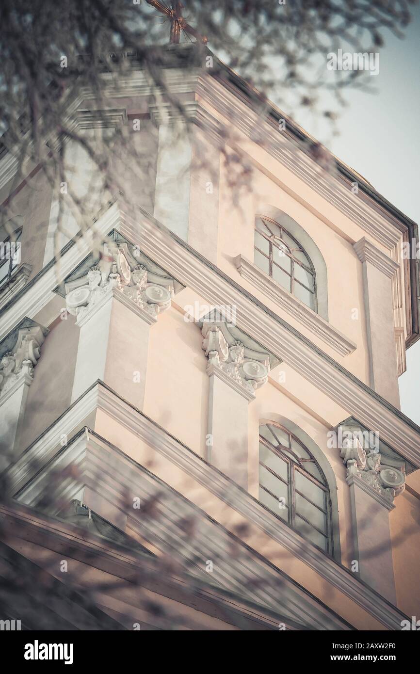 Kirchturm der Kirche mit Fenster geschlossen, der Filter Stockfoto