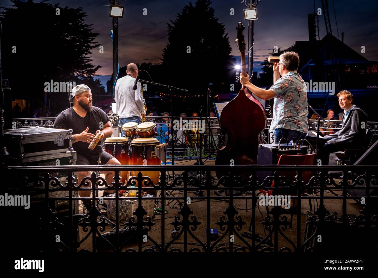 Band, die abends auf dem altmodischen Bandstand auf dem Musikfestival spielt Stockfoto