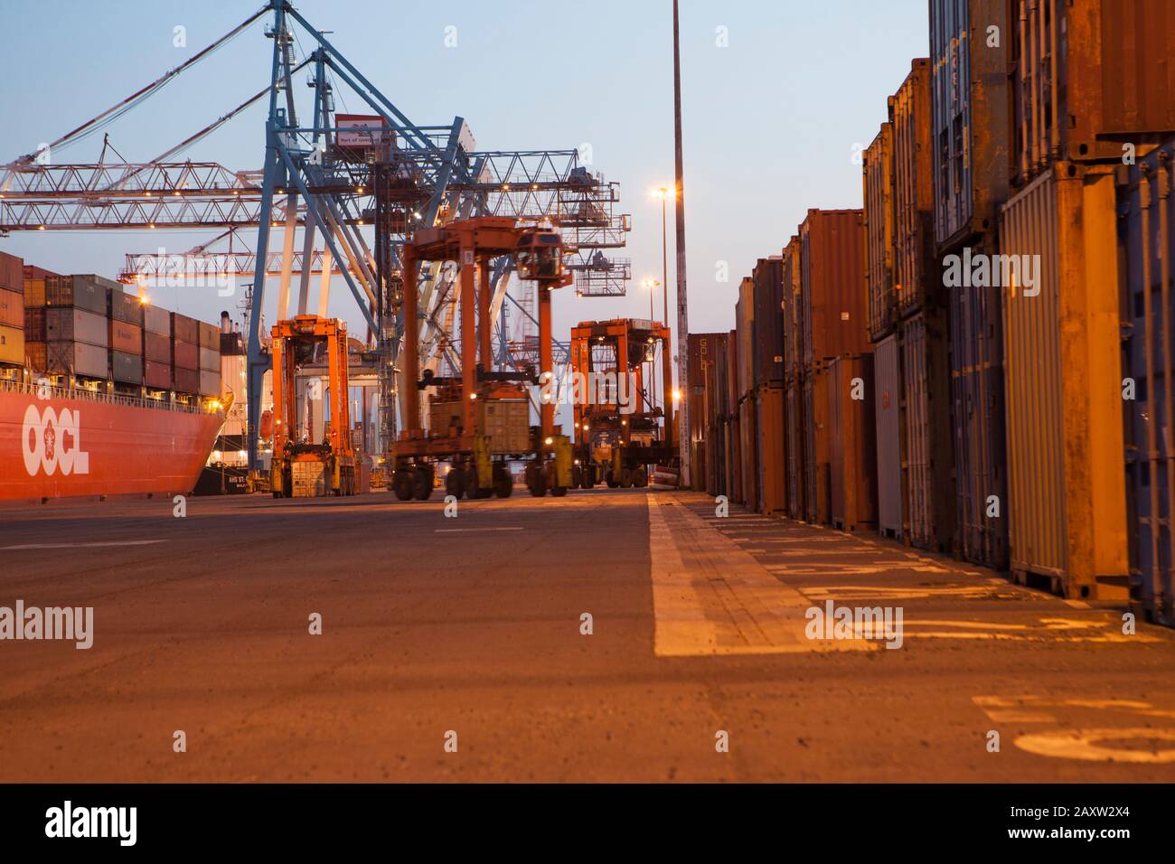 Chinesische Roh-Stahlrollen am Lagerhaus am Hafen werden importiert Stockfoto