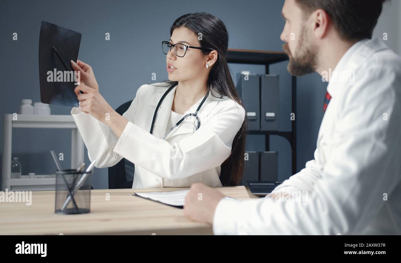 Ärzte beobachten Röntgenergebnisse Stockfoto