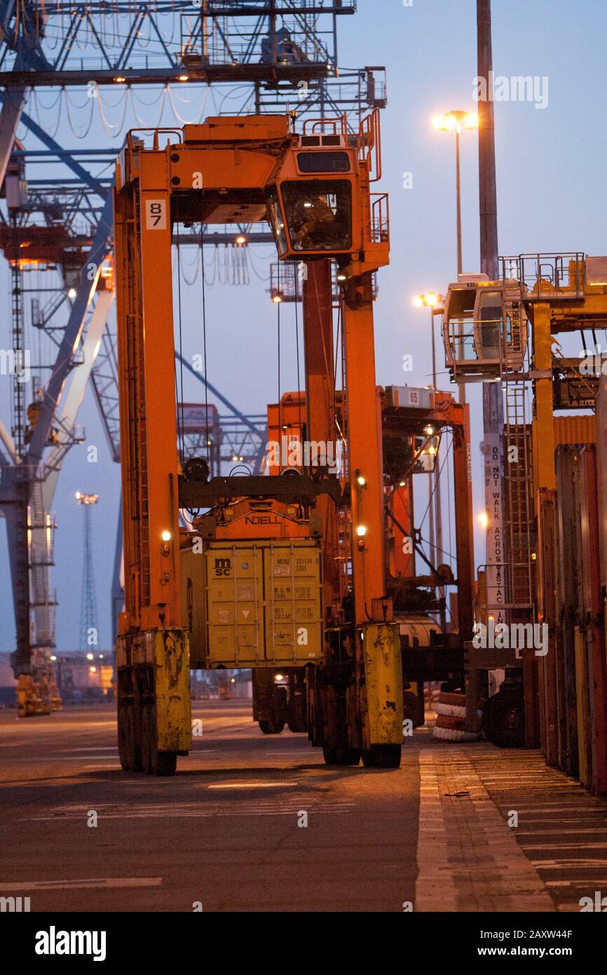 Container Mover Transport von Containern um den Hafen Terminal für das Be-und Verladen auf dem Schiff. Stockfoto