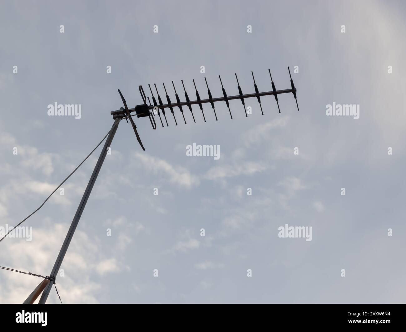 UFH-TV-Antenne vom Typ Yagi mit 12 Elementen Silhouette gegen blauen Himmel. Auch bekannt als yagi-uda Stockfoto