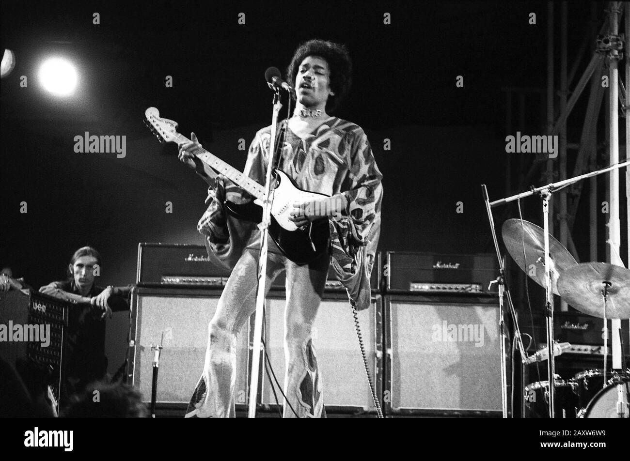 Jimi Hendrix auf dem berühmten Festival der Insel Wight im Jahr 1970 nahmen schätzungsweise zwischen 600 und 700.000 Menschen Teil. Sonntag, 30. August 1970 Stockfoto