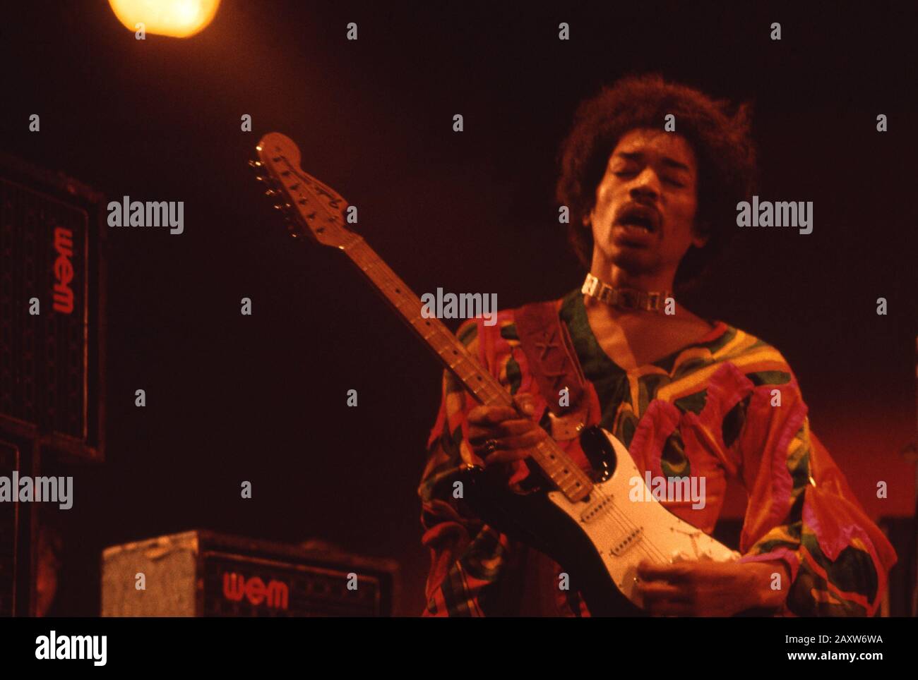 Jimi Hendrix auf dem berühmten Festival der Insel Wight im Jahr 1970 nahmen schätzungsweise zwischen 600 und 700.000 Menschen Teil. Sonntag, 30. August 1970 Stockfoto