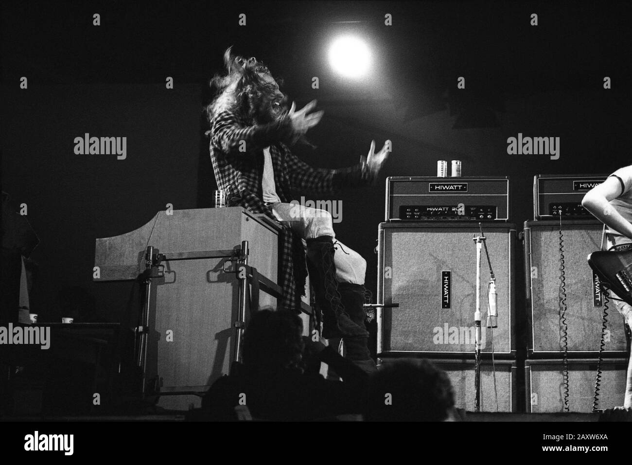 Jethro Tull, Ian Anderson auf dem berühmten Festival der Insel Wight im Jahr 1970 wird geschätzt, dass zwischen 600 und 700.000 Menschen besucht haben. Sonntag, 30. August 1970 Stockfoto