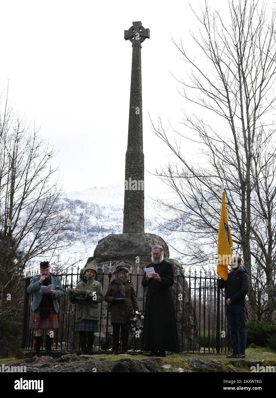 Mitglieder der Öffentlichkeit nehmen an einer Gedenkfeier Teil, die von Minister Simon McKenzie in den schottischen Highlands geleitet wird, um den Jahrestag des Massakers von Glencoe am 13. Februar 1692 zu feiern. Stockfoto