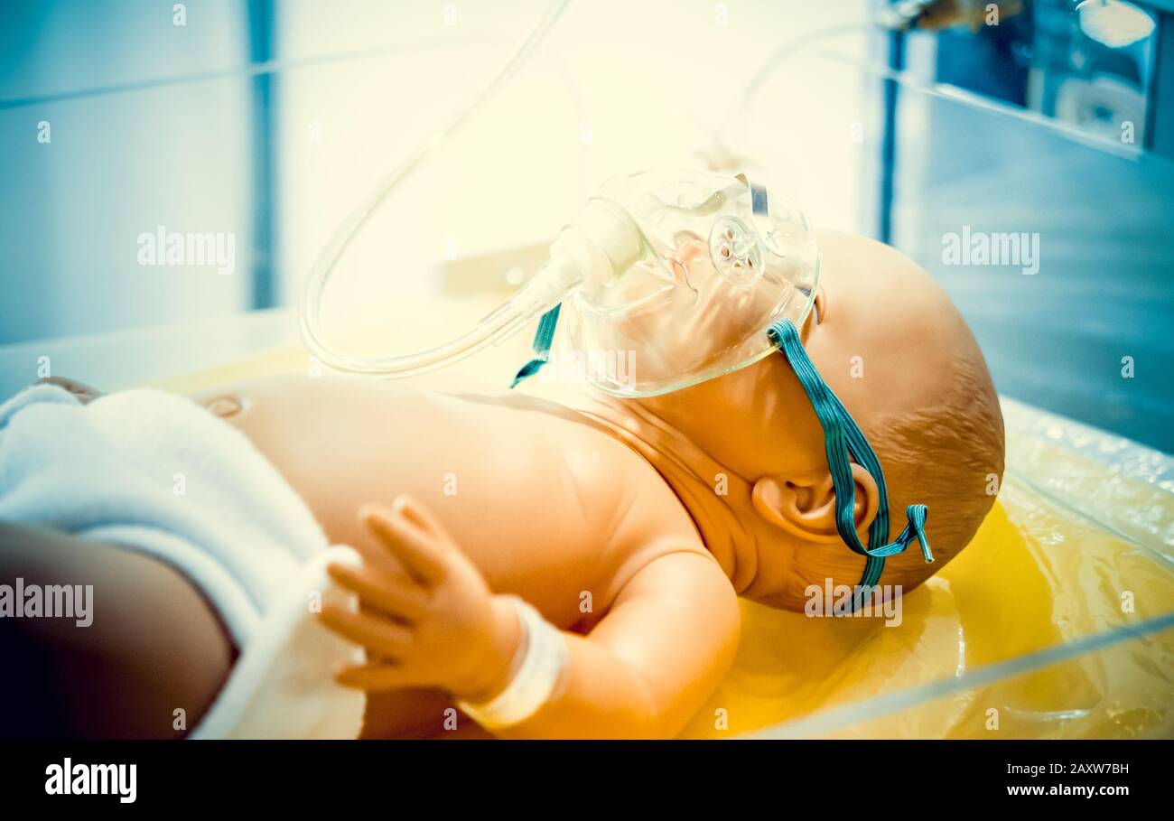 Dummy Mannequin Baby Kind Sauerstoffmaske Nahaufnahme. Stockfoto