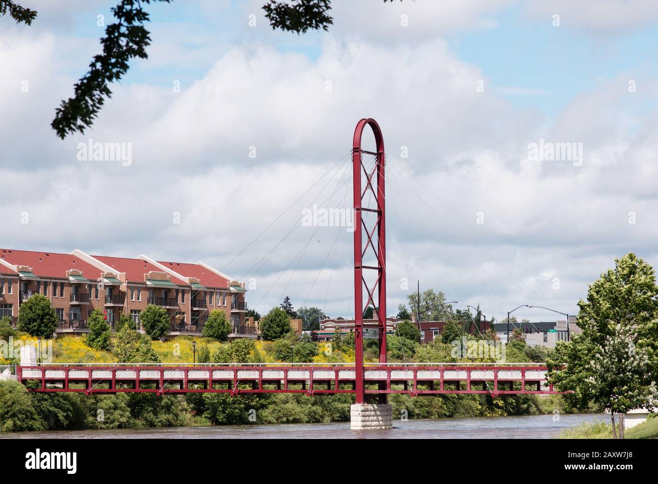 Das Kabel blieb Brücke am Riverwalk verbindet die Better und Battell Parks über den St. Joseph River in Mishawaka, Indiana, USA. Stockfoto