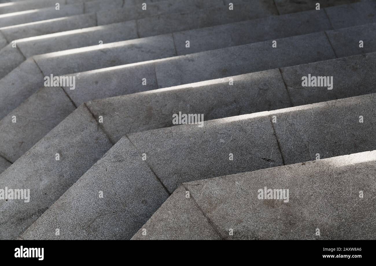 Leere Steintreppe mit hellem Sonnenschein. Hintergrundfoto der abstrakten Architektur Stockfoto