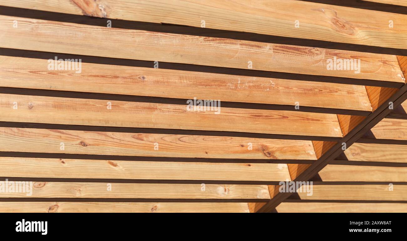 Holzbretter in einer Reihe. Sonnenschutzstrukturfragment. Abstrakte Hintergrundtextur Stockfoto