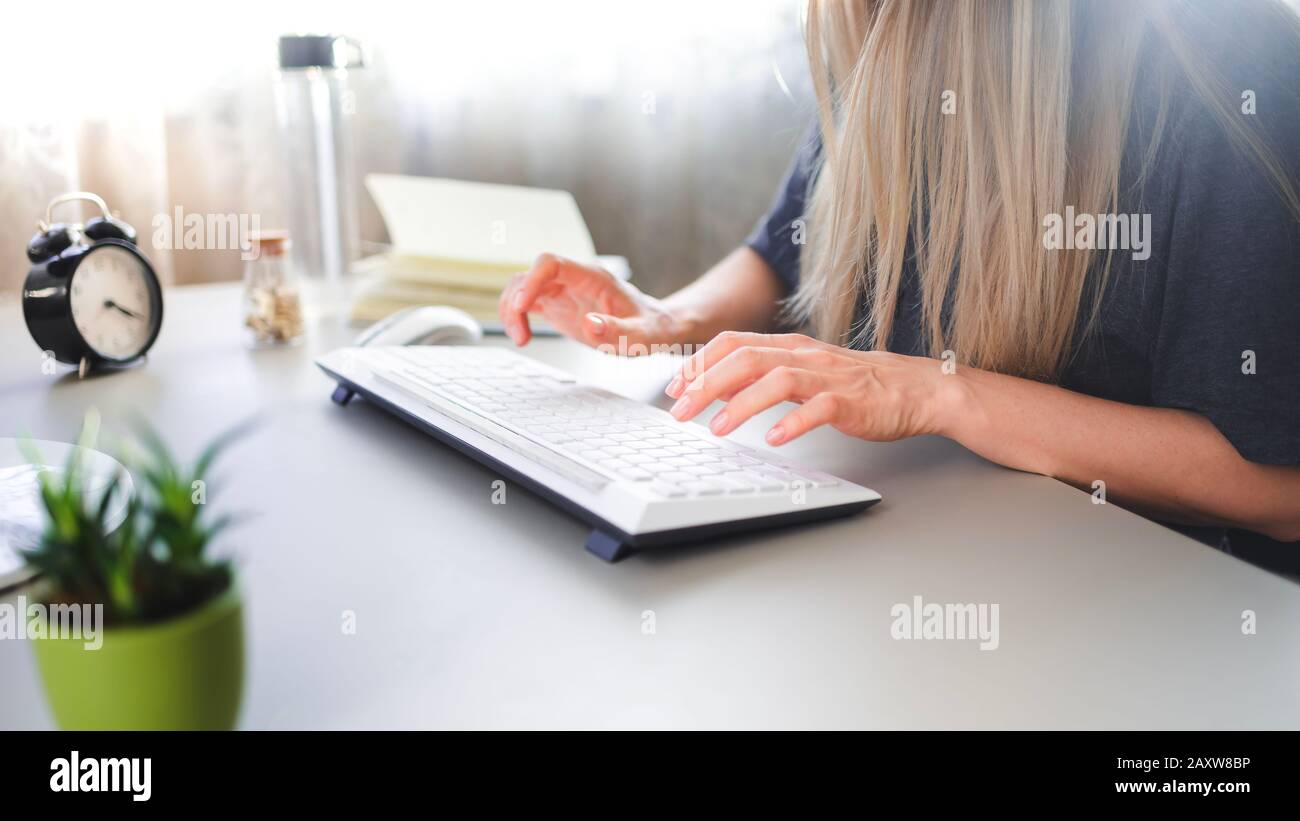 Online-Lernkonzept, Mädchen am Tisch sitzen und über das Internet studieren, selektiver Fokus Stockfoto