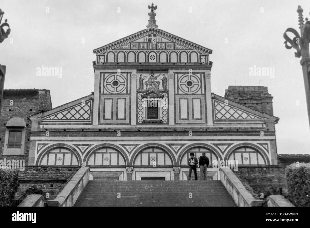Florenz - Italien, 1980 - Marmorfassade der im 11. Jahrhundert erbauten, römischen Basilika San Miniato al Monte Stockfoto