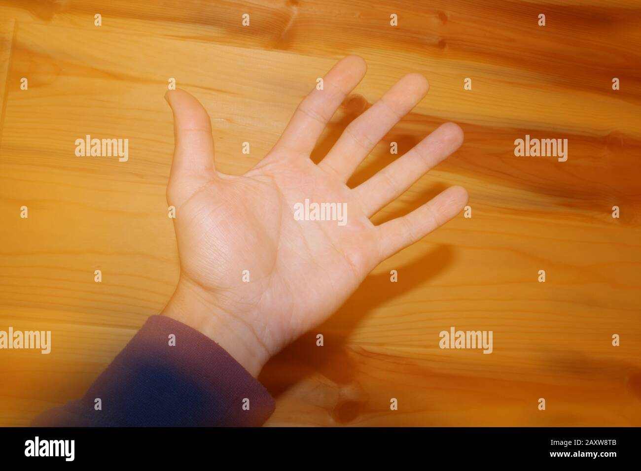 Menschliche Hand mit Holzhintergrund Stockfoto