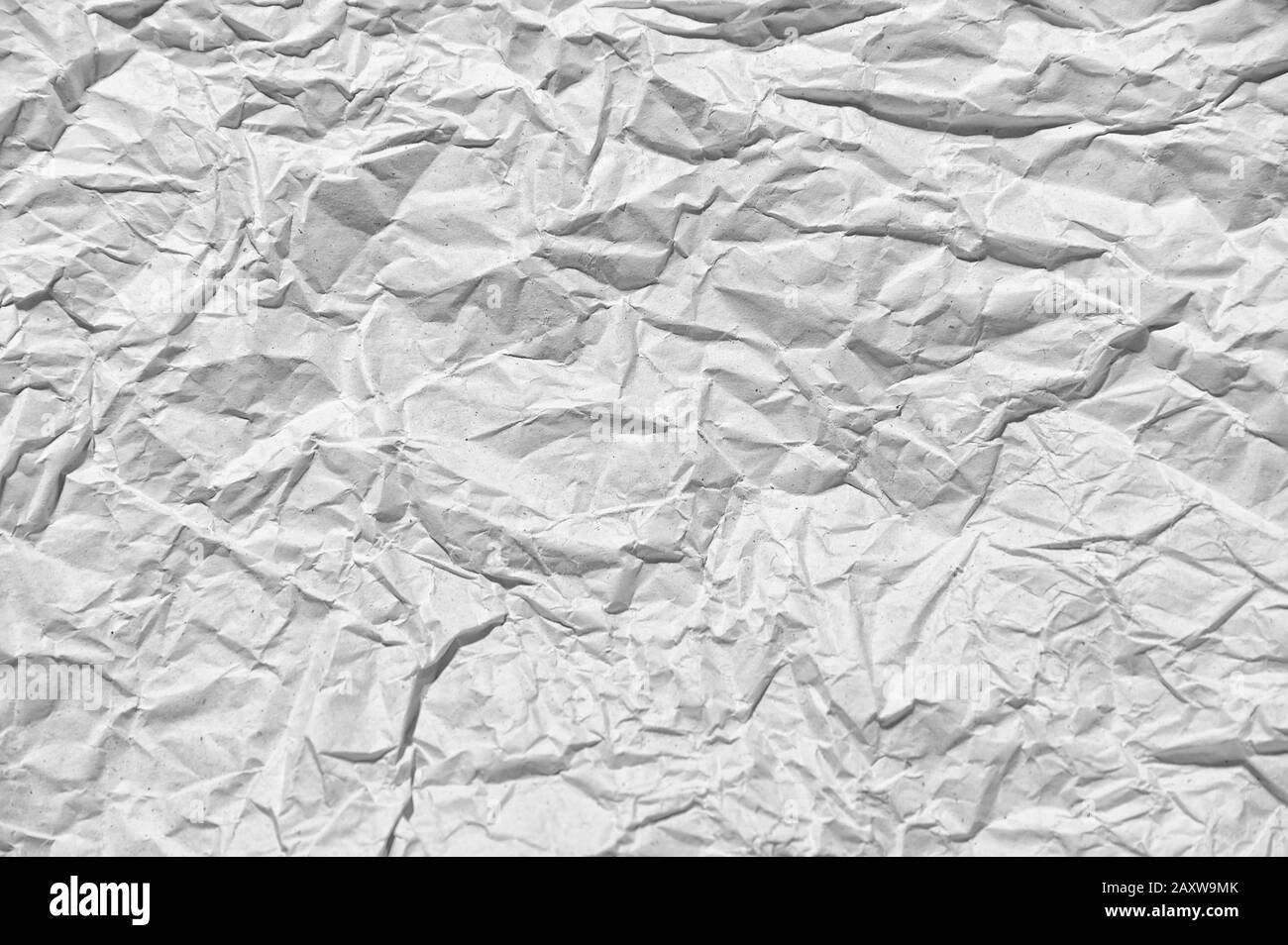 Weiß zerknitterter Hintergrund der Papiertextur, einfache Papieroberfläche, die als Hintergrundüberlagerung oder Produktdesign verwendet wird Stockfoto