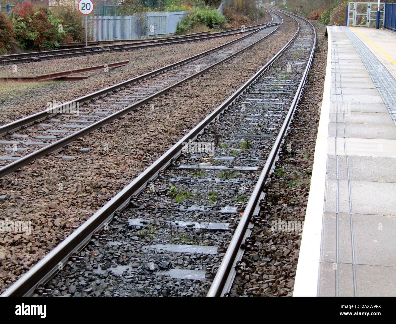 Das Bahngleise, Das Einen ländlichen Bahnhof verlässt. Stockfoto