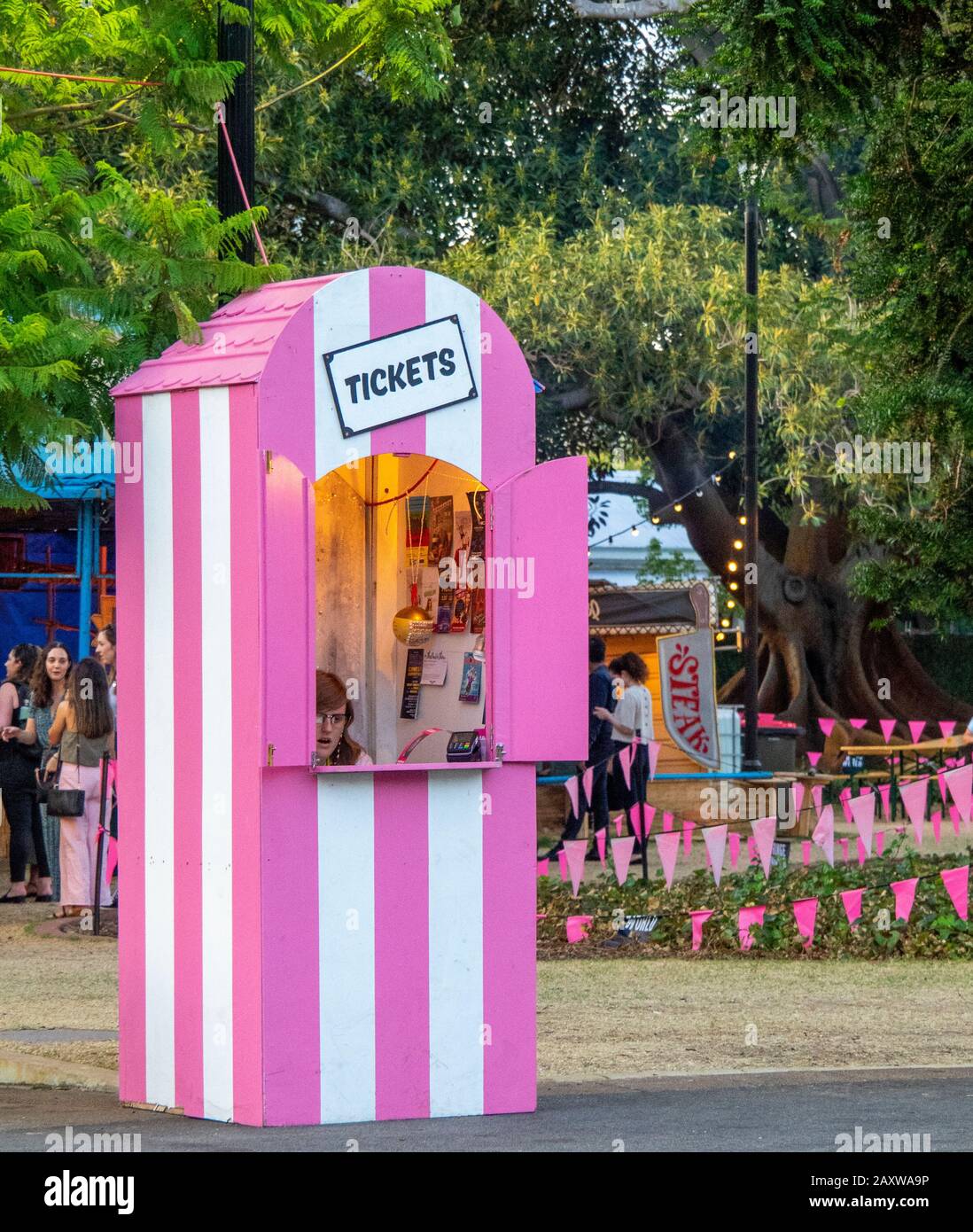 Kleiner rosa Ticketschalter am Pleasure Gardens Russell Square Northbridge World Fringe Festival 2020 Perth WA Australia Stockfoto