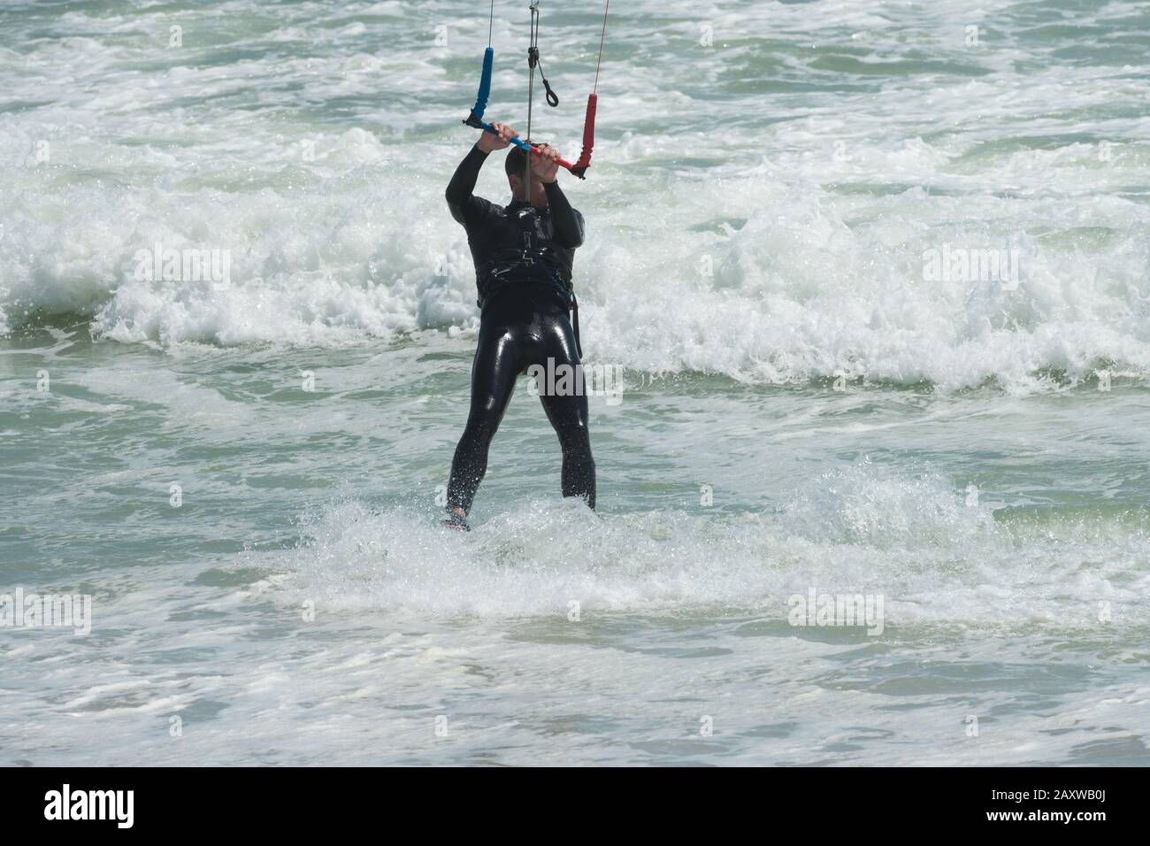 Kiteboarder, Kitesurfer in Wetsuit Nahaufnahme in Wellen oder Surfkonzept Sport und Erholung auf dem Meer, Gesundheit und Wellness Stockfoto