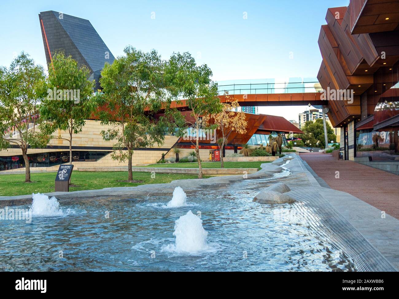 Wasserlinie Wasserskulptur von Jon Tarry Bildhauer am Yagan Square Perth CBD WA Australien. Stockfoto