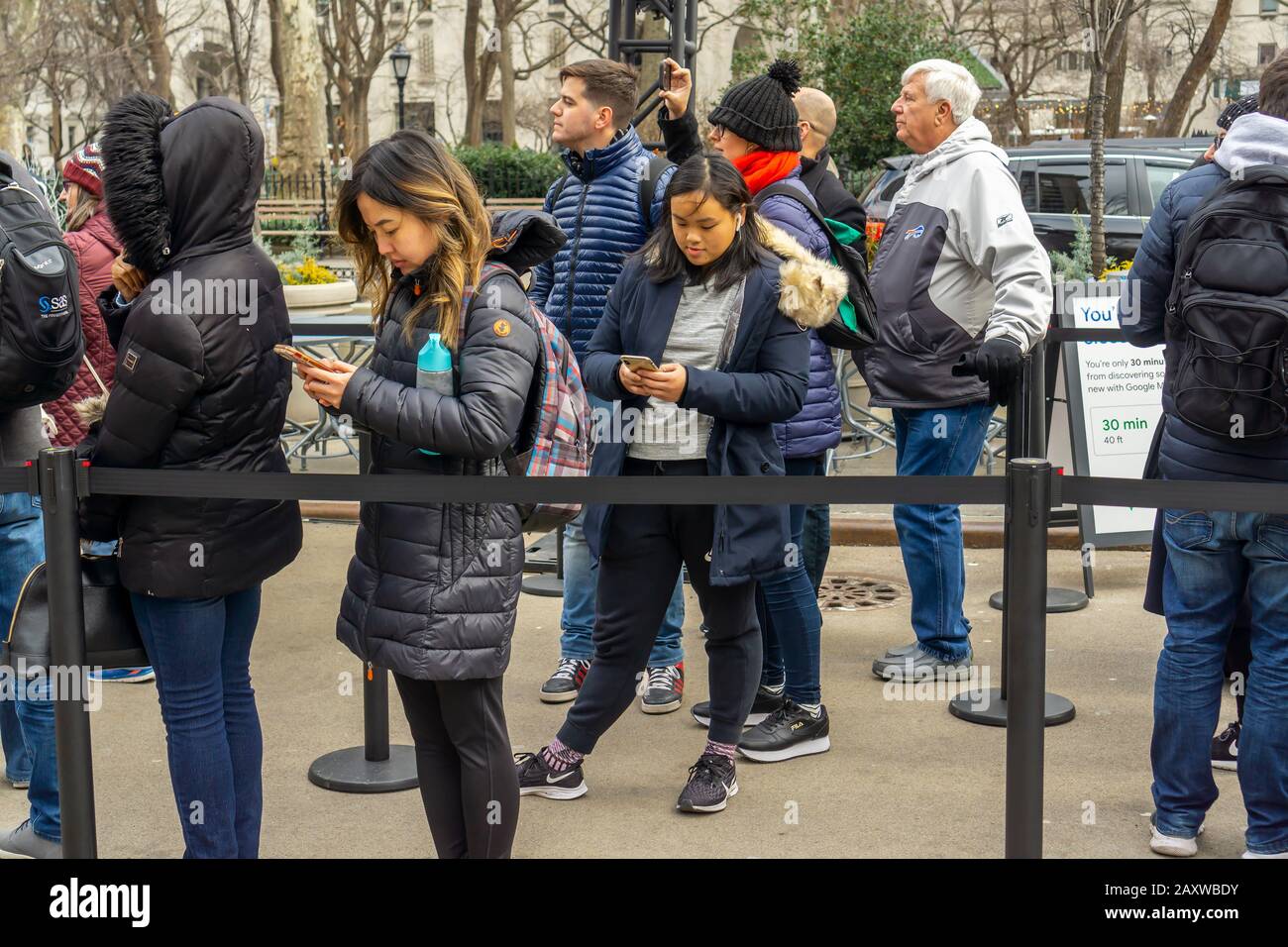 Besucher auf dem Flatiron Plaza in New York warten darauf, am Samstag, den 8. Februar 2020, an der Aktivierung der Marke Google Maps teilzunehmen. Google feierte 15 Jahre seiner Maps App mit einem neuen Design mit verschiedenen neuen Funktionen und einer neuen Ikone. (© Richard B. Levine) Stockfoto