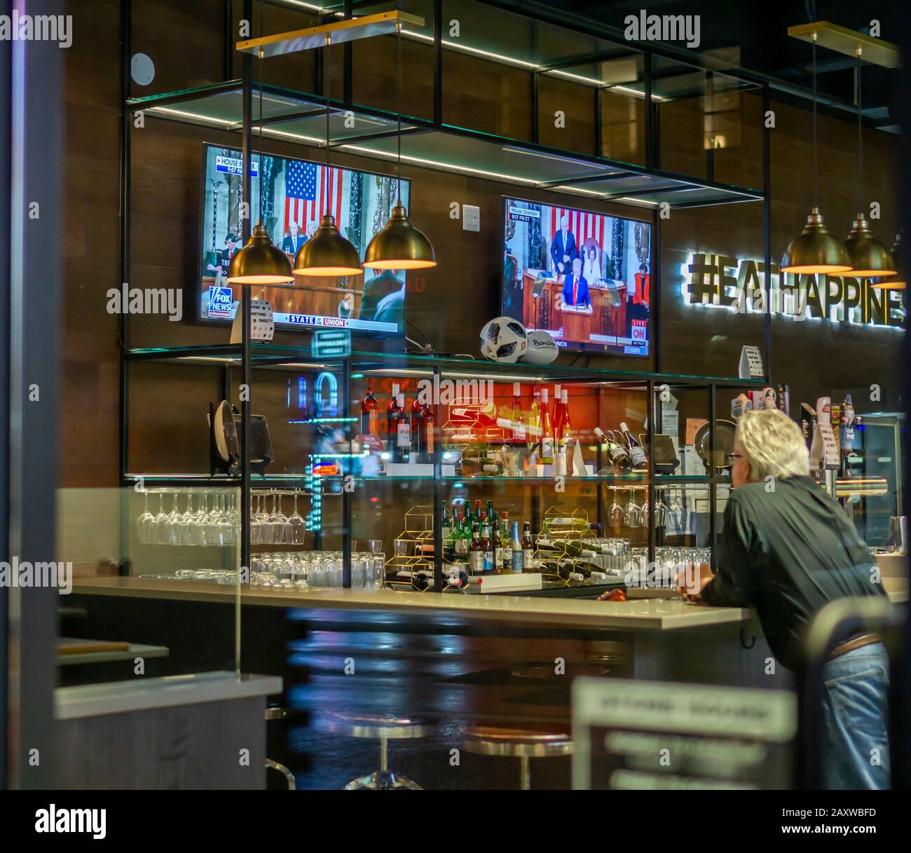Fernseher in einem Restaurant im New Yorker Stadtteil Chelsea am Dienstag, 4. Februar 2020 zeigen eine Sendung von Donald Trumps Adresse im Bundesstaat der Union. (© Richard B. Levine) Stockfoto