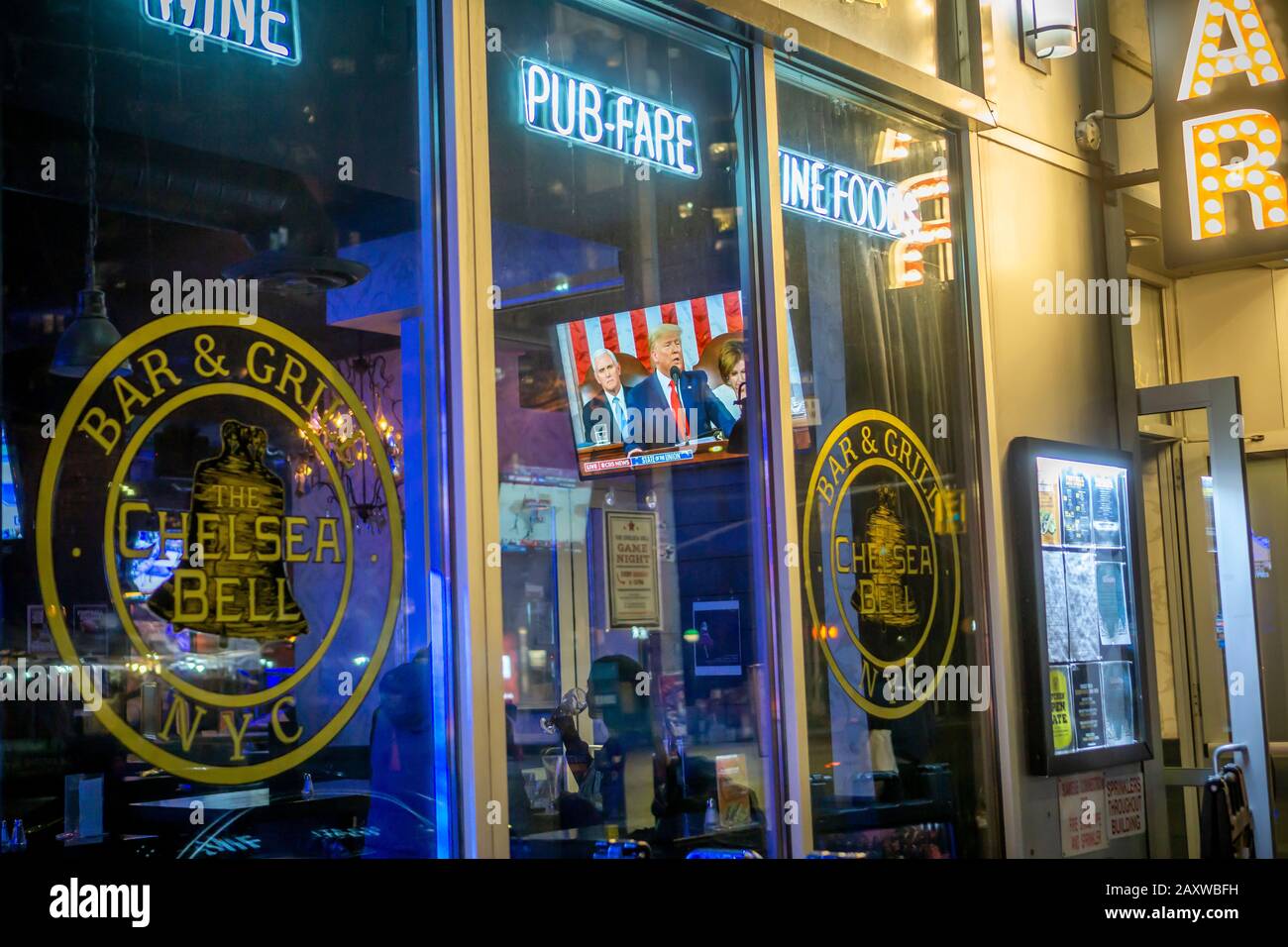 Fernseher in einem Restaurant im New Yorker Stadtteil Chelsea am Dienstag, 4. Februar 2020 zeigen eine Sendung von Donald Trumps Adresse im Bundesstaat der Union. (© Richard B. Levine) Stockfoto