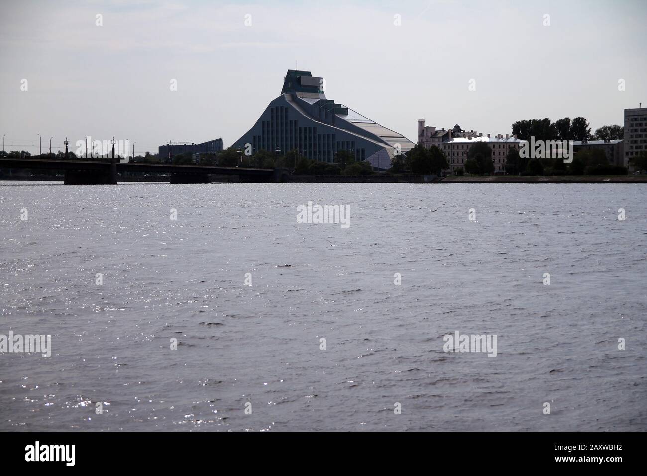 Die beeindruckende moderne Rigaer Bibliothek am Fluss Stockfoto