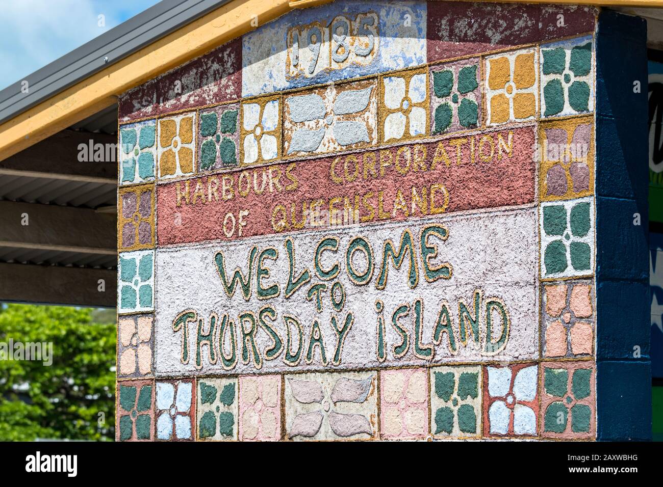 Willkommensschild an einer Wand am Hafen von Thursday Island, Australien Stockfoto