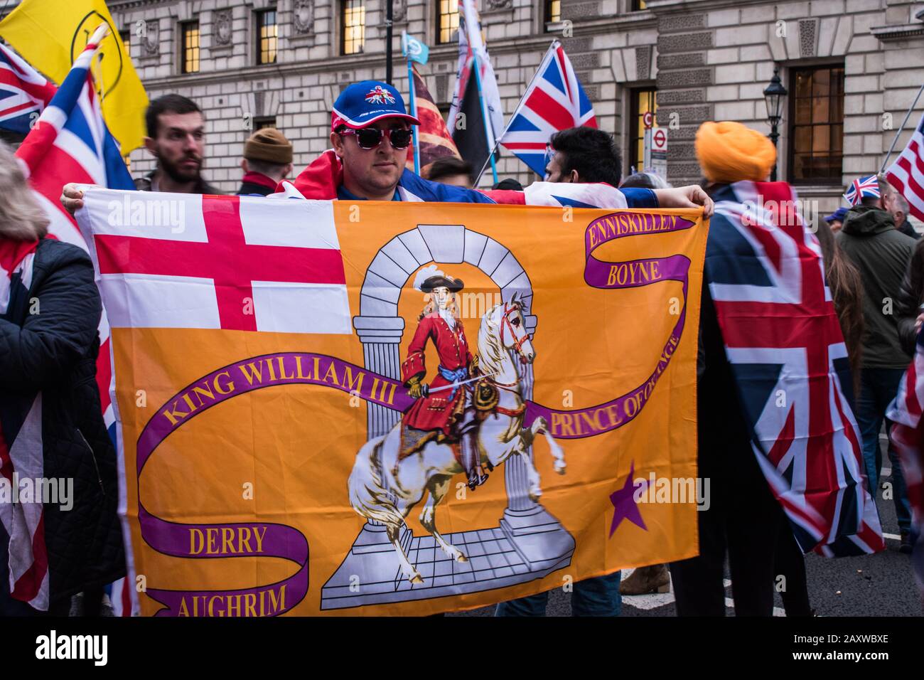 Irischer Demonstrant mit Derry-Flagge am Brexit Day in London, 31. Januar 2020 Stockfoto