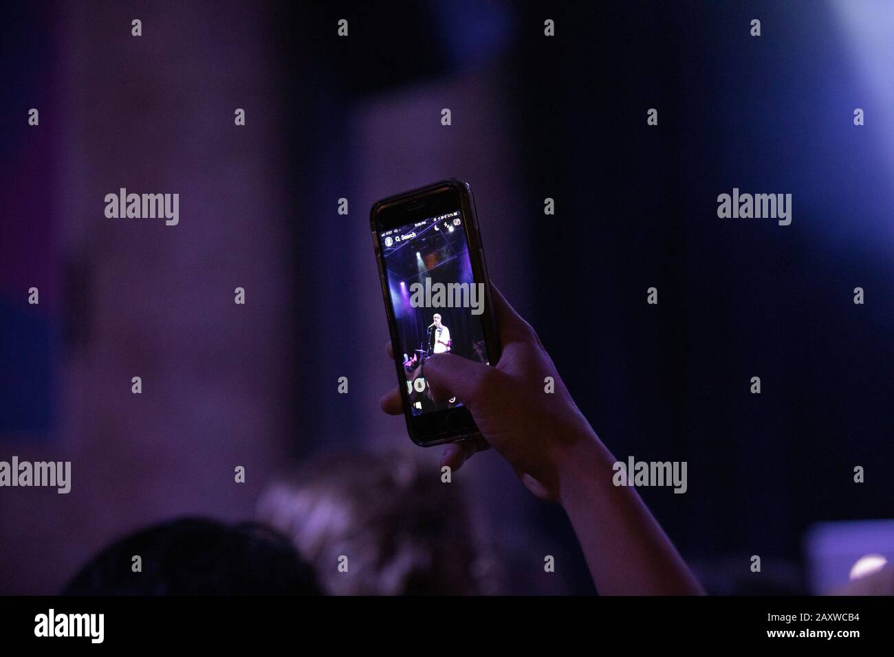 Immer noch Woozy Live-Konzert im SLO Brew in San Luis Obispo, Kalifornien. Student nimmt ein Bild oder Video mit dem Telefon auf Stockfoto