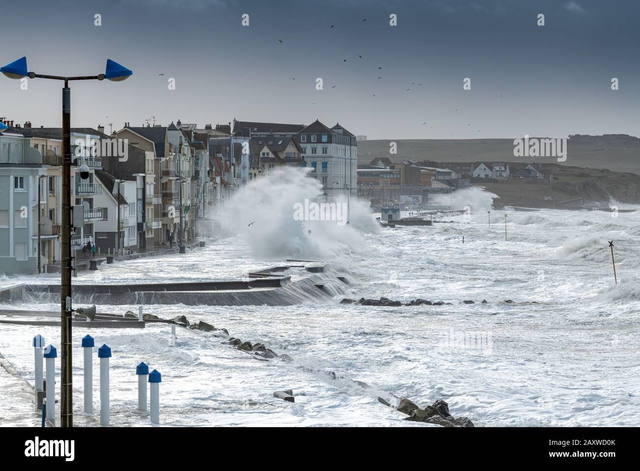 Vagues frappant la digue de Wamereux lors de la tempête Ciara, Frankreich, Hauts de France, février 2020 Stockfoto