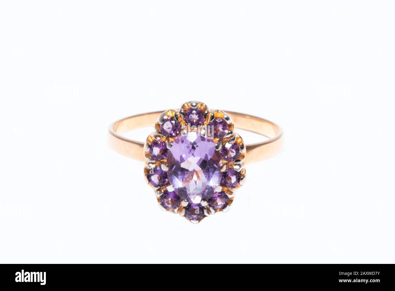 Schöner goldener Ring mit violettem Edelstein isoliert auf weißem Grund Stockfoto