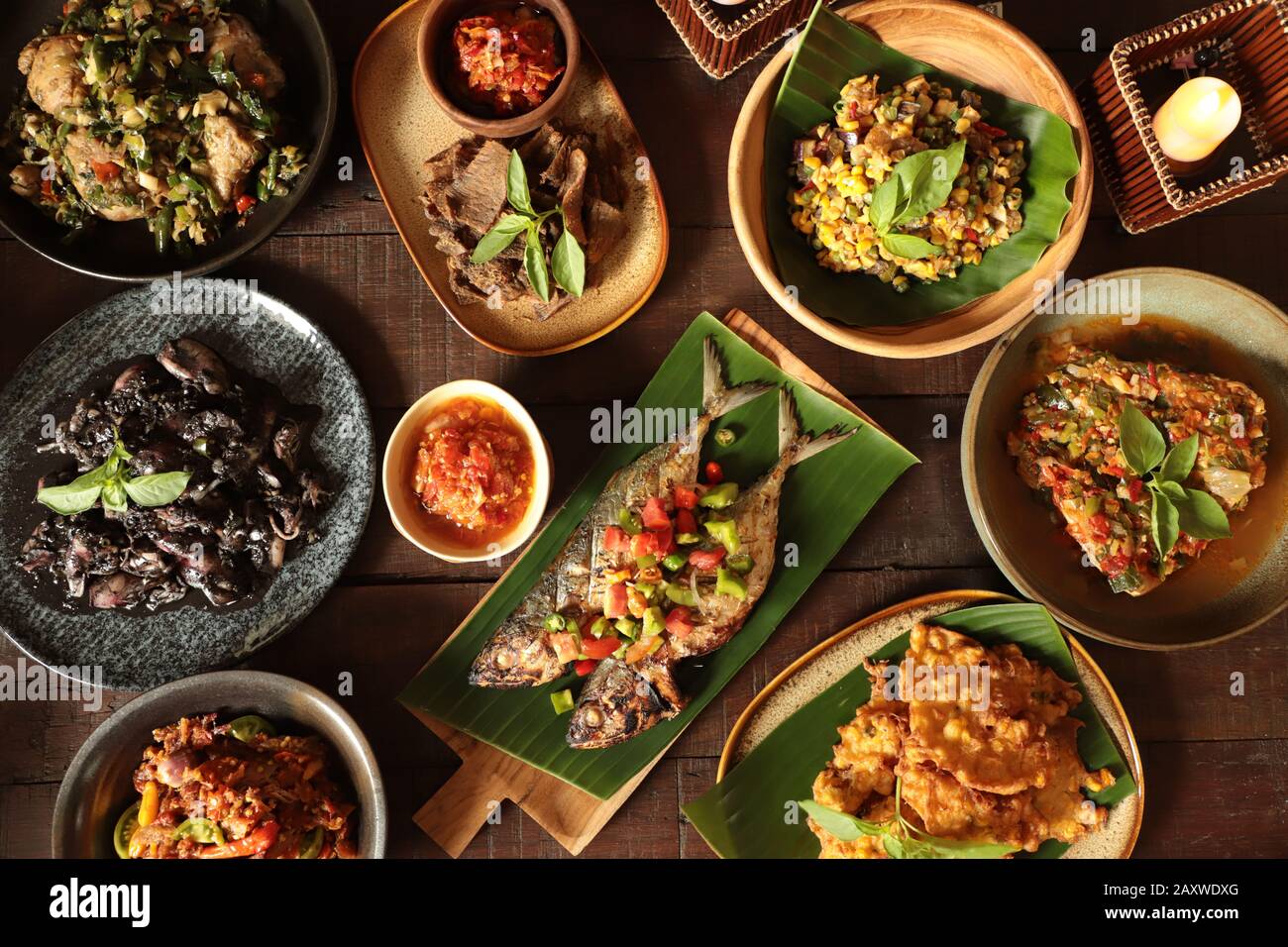 Minahasan Rijsttafel. Eine Auswahl an traditionellen Gerichten aus Manado, Minahasa. Stockfoto