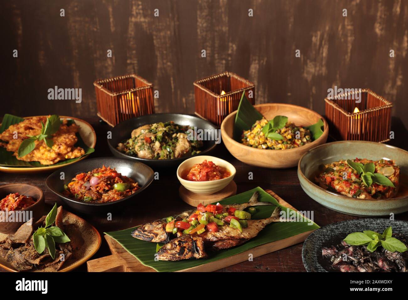 Minahasan Rijsttafel. Eine Auswahl an traditionellen Gerichten aus Manado, Minahasa. Stockfoto