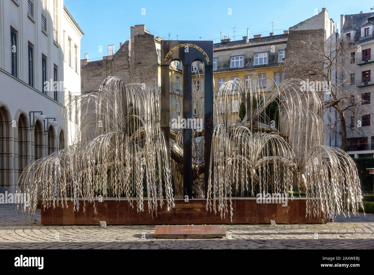Das Denkmal der ungarischen jüdischen Märtyrer im Holocaust-Gedächtnispark Raul Wallenberg hinter der Synagoge in der DoDany Street in Budapest, Ungarn Stockfoto