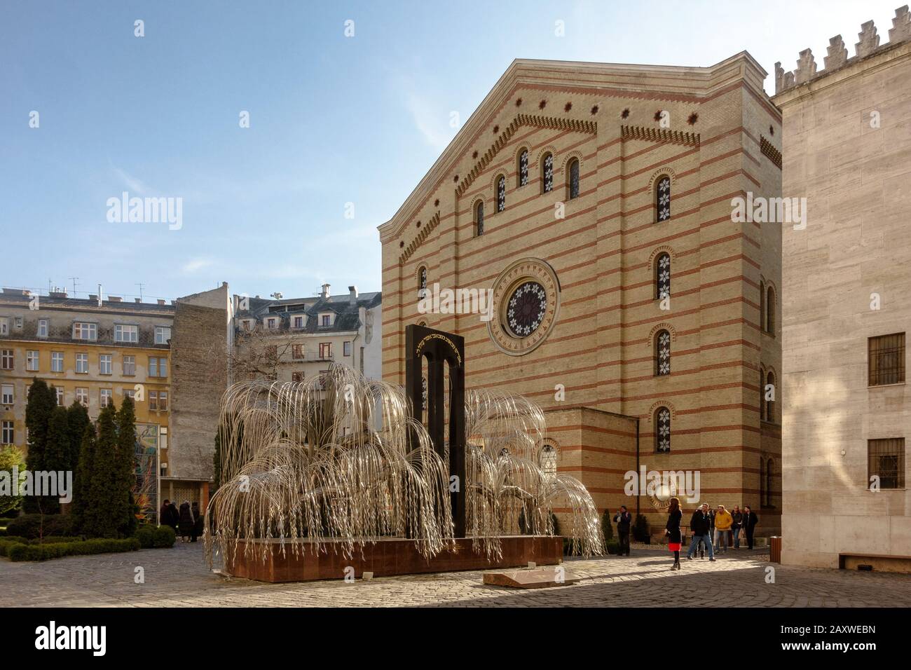 Das Denkmal der ungarischen jüdischen Märtyrer im Holocaust-Gedächtnispark Raul Wallenberg hinter der Synagoge in der DoDany Street in Budapest, Ungarn Stockfoto