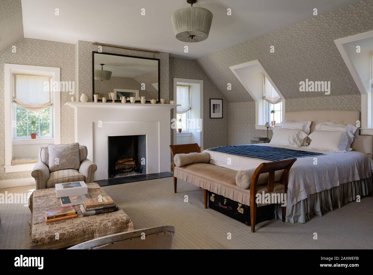 Zimmer im Landhausstil mit Kamin Stockfoto