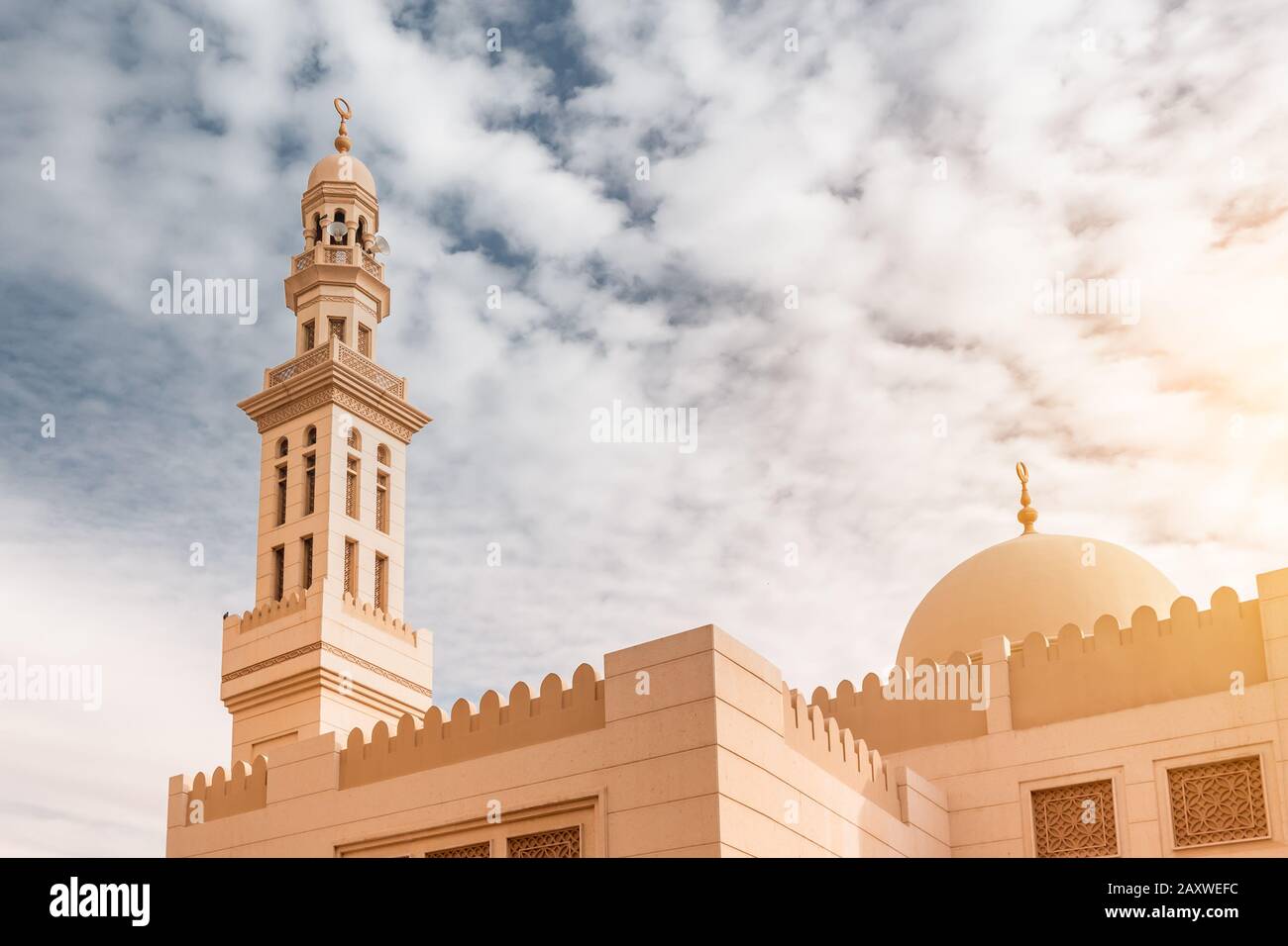 Nahaufnahme von Minarett und Kuppel einer typischen Moschee im arabischen Land Stockfoto