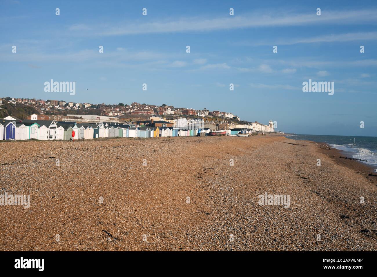 Die Strand- und Strandhütten in Bulverhythe mit Blick auf West St Leonards On Sea und Marina Court, Hastings, East Sussex, Großbritannien Stockfoto