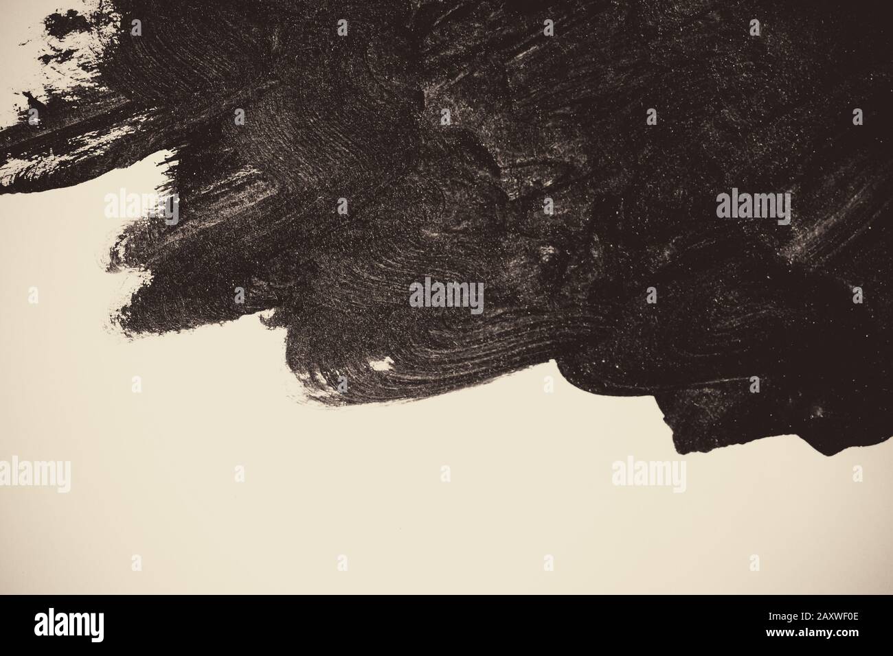 Schwarze Farbschläge auf weißem Hintergrund in Nahaufnahme. Kopierbereich Stockfoto