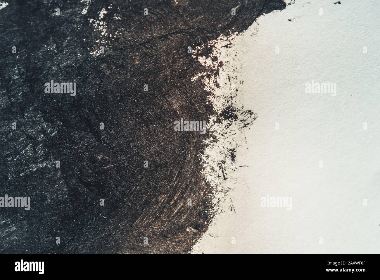 Schwarze Farbschläge auf weißem Hintergrund in Nahaufnahme. Kopierbereich Stockfoto