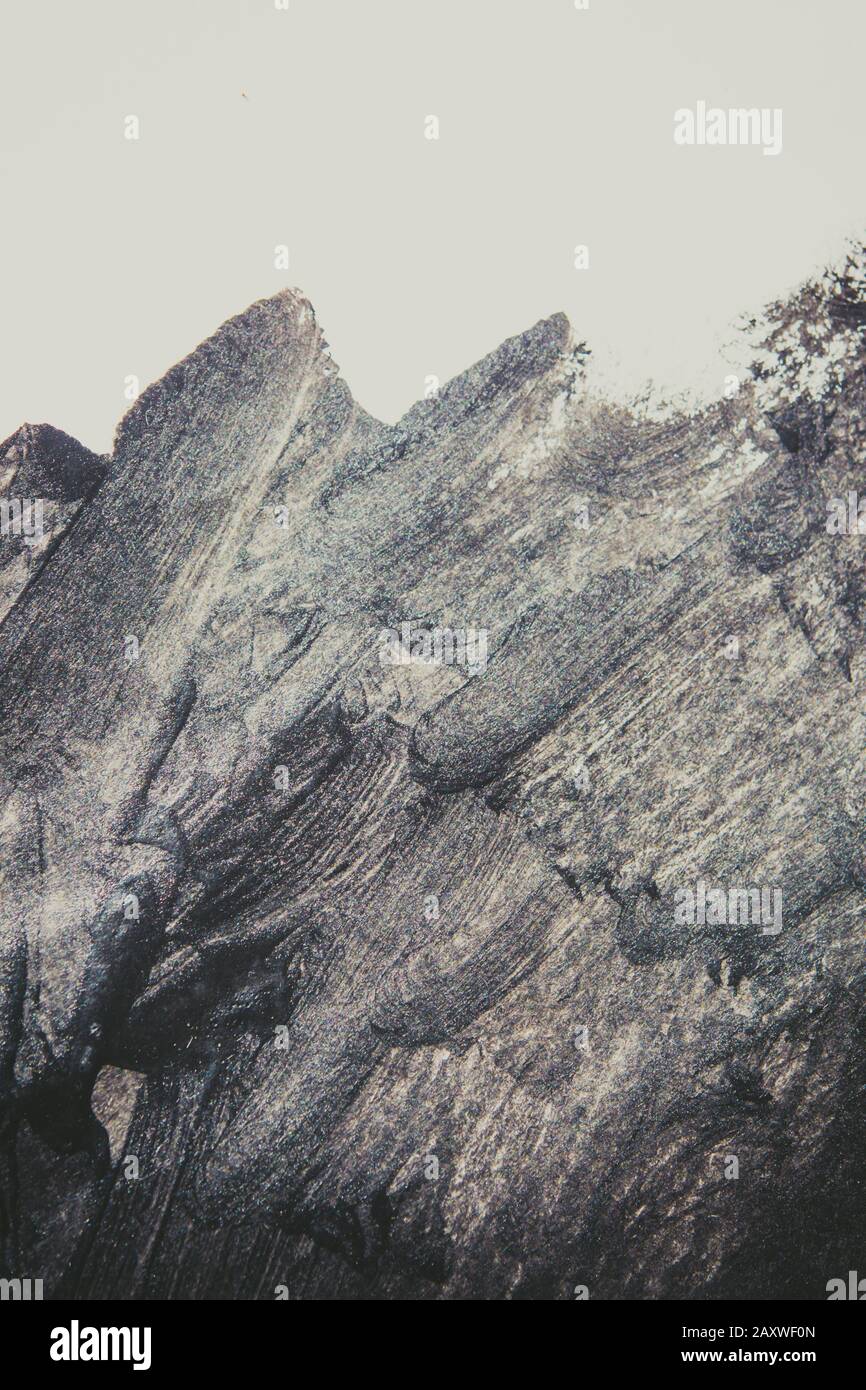 Schwarze Farbschläge auf weißem Hintergrund in Nahaufnahme. Kopierbereich Stockfoto