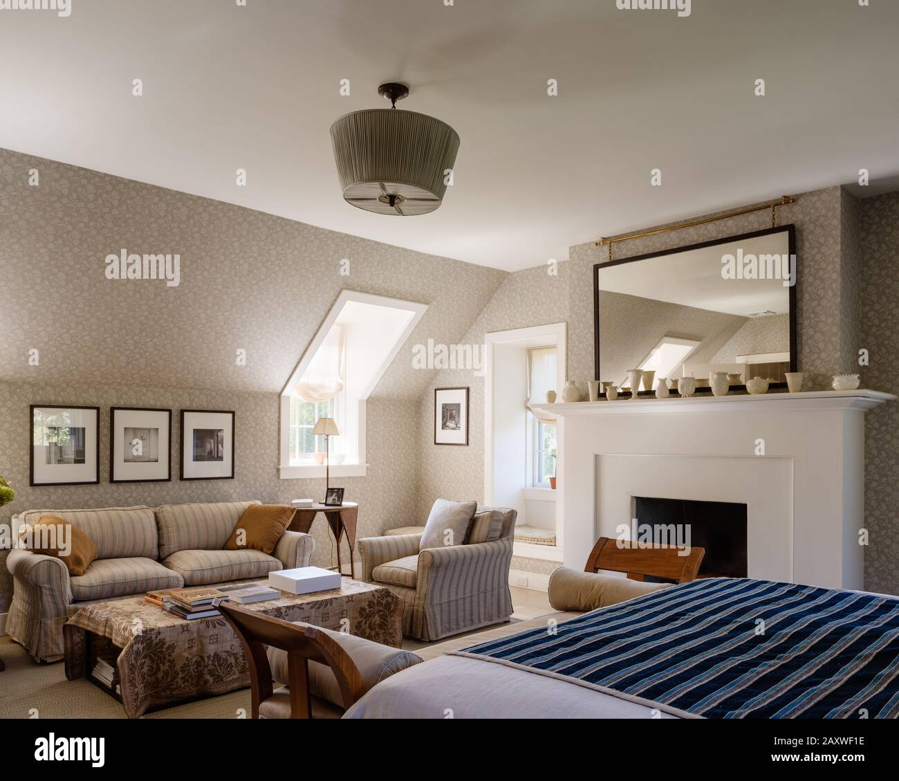 Zimmer im Landhausstil mit Kamin Stockfoto