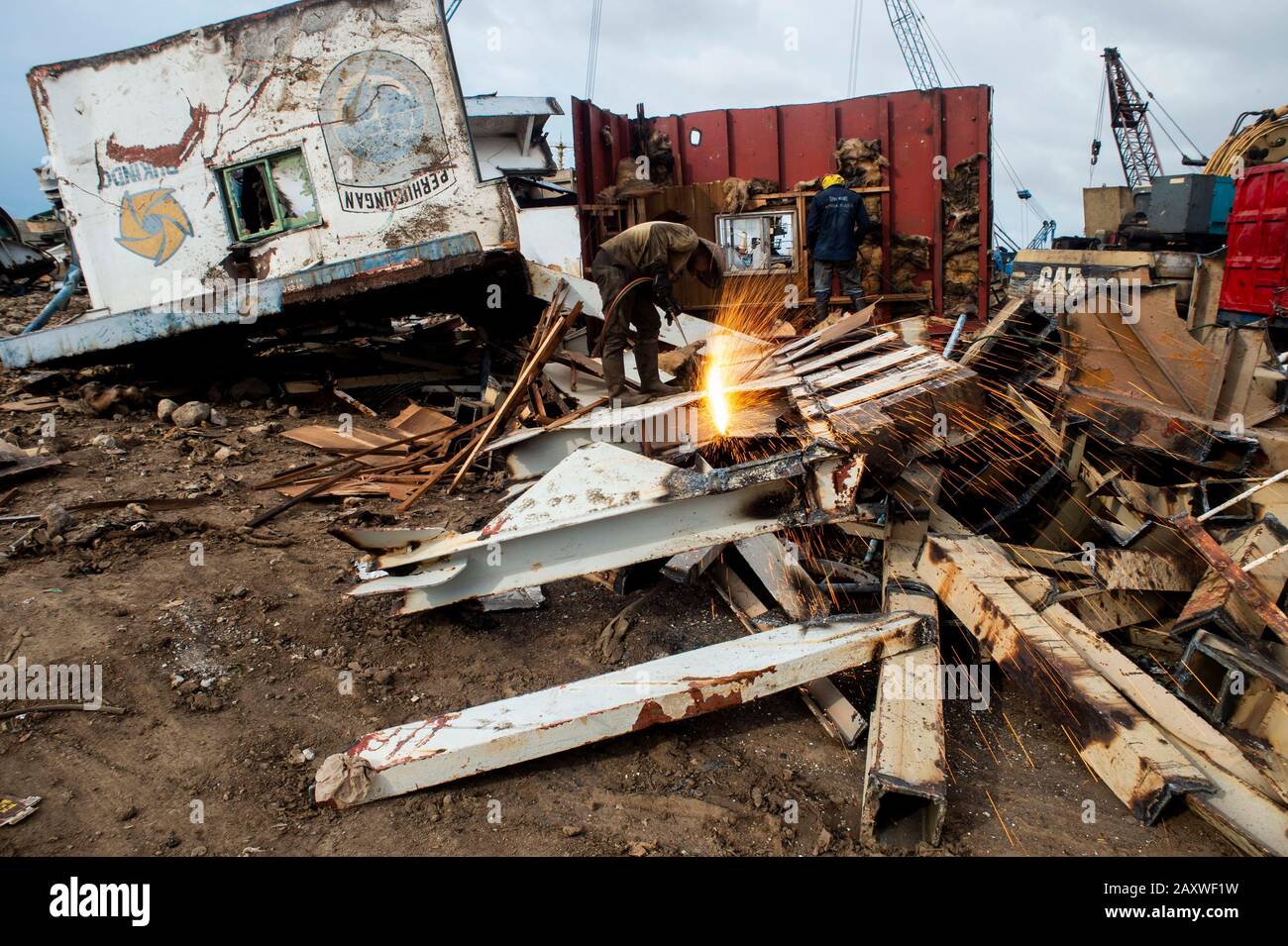(200213) -- JAKARTA, 13. Feb. 2020 (Xinhua) -- Menschen arbeiten auf einem Schiffbruch in Cilincing in Jakarta, Indonesien, 13. Februar 2020. Schiffbruch ist ein Recyclingverfahren, bei dem Schiffe auseinandergenommen und als Schrott verkauft werden. (Xinhua/Agung Kuncahya B.) Stockfoto