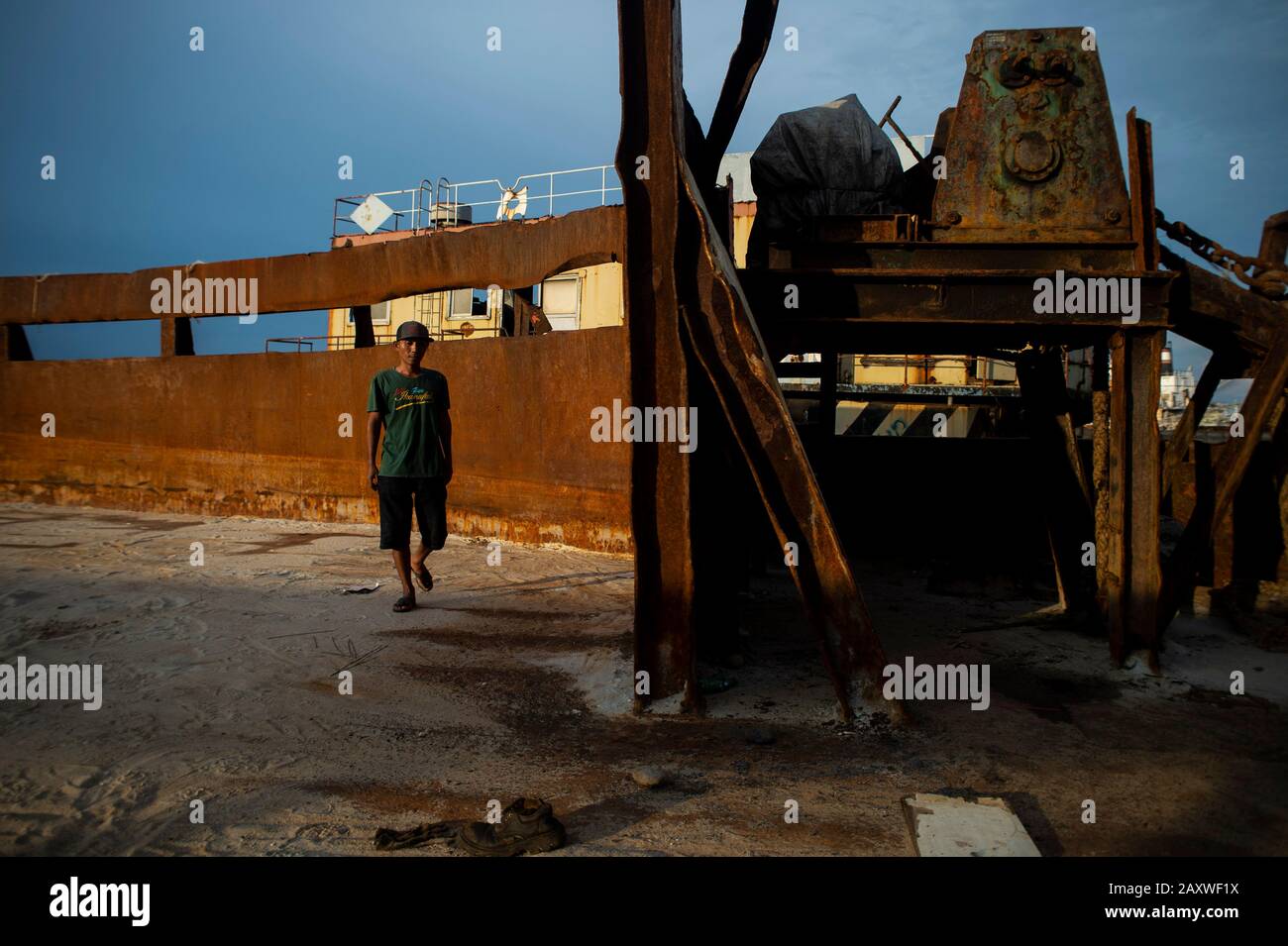(200213) -- JAKARTA, 13. Februar 2020 (Xinhua) -- EIN Arbeiter läuft auf einem alten Schiff, bevor es zum Recycling auf einem Schiff geschnitten wird, das in Cilincing, Jakarta, Indonesien, 13. Februar 2020 zerbrochen ist. Schiffbruch ist ein Recyclingverfahren, bei dem Schiffe auseinandergenommen und als Schrott verkauft werden. (Xinhua/Agung Kuncahya B.) Stockfoto