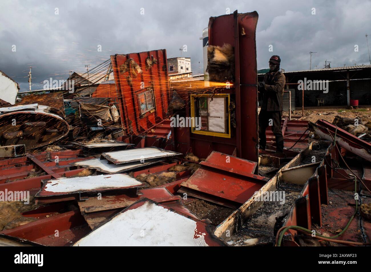 (200213) -- JAKARTA, 13. Feb. 2020 (Xinhua) -- EIN Mann arbeitet auf einem Schiffbruch in Cilincing von Jakarta, Indonesien, 13. Februar 2020. Schiffbruch ist ein Recyclingverfahren, bei dem Schiffe auseinandergenommen und als Schrott verkauft werden. (Xinhua/Agung Kuncahya B.) Stockfoto